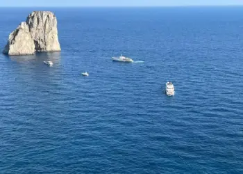 Capri, riappaiono le boe di protezione lungo la costa