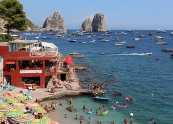 Marina Piccola protetta a terra e a mare intanto Capri tocca il record dei soggiorni nel weekend