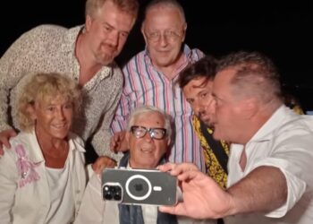 “85 giri” per Peppino di Capri, intanto in piazzetta “Fuori misura, nella misura”