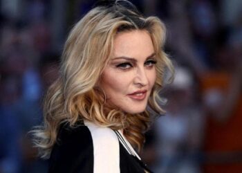 Madonna in yacht al largo di Capri. Festa di compleanno nel teatro grande di Pompei, cresce l’attesa