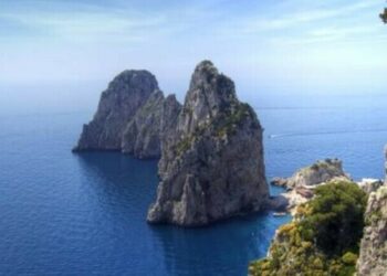 Capri, attraversano i Faraglioni al chiaro di luna: denunciati 3 skipper