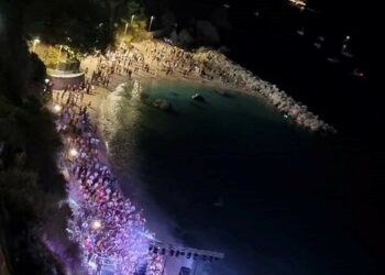 Ferragosto in spiaggia a Capri con “le note del mare”