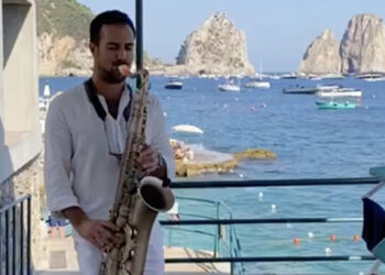 Ferragosto a Capri, alla “Canzone Del Mare” in piscina con brioche, gelato e sax (Gallery)