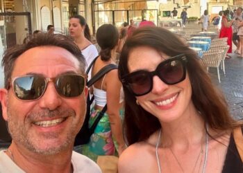 Anne Hathaway a Capri, passeggiata e selfie in piazzetta concesso a un fan