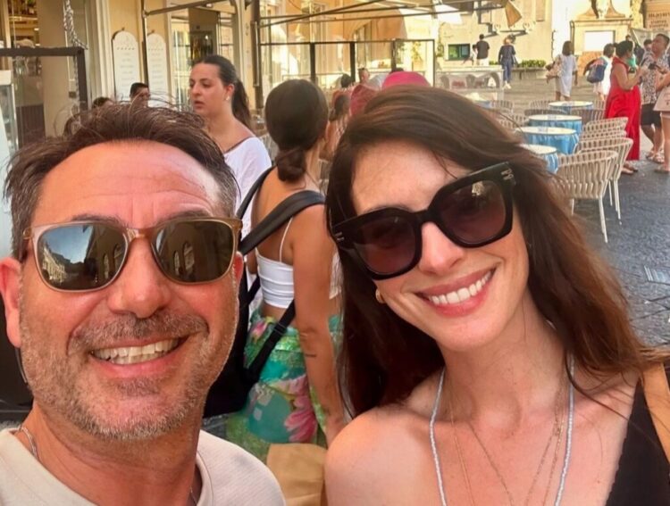 Anne Hathaway in piazzetta