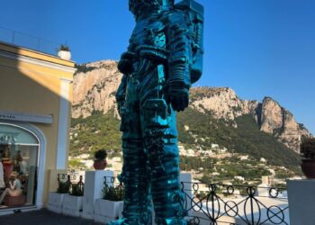 Capri, l’arte in Piazzetta: scultura di oltre 4 metri attira la folla di turisti