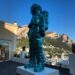 Capri, l’arte in Piazzetta: scultura di oltre 4 metri attira la folla di turisti