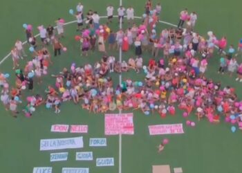 Flash Mob a Palazzo a Mare. Un omaggio che i bambini e gli abitanti dell’isola hanno dedicato al giovane sacerdote Don Nello, che presto lascerà Capri (Video)