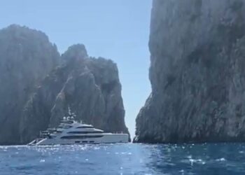Yacht tra i Faraglioni bloccato e sanzionato dal sistema anti-pirati