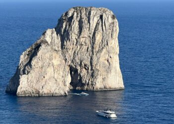 Faraglioni, oltraggio no-stop