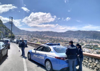 Controlli della Polizia a Sorrento e Capri, multe e patenti sequestrate anche ad Ischia