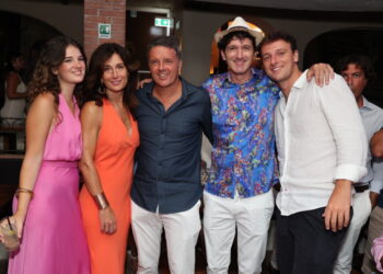 Vip made in Italy nella Taverna caprese con i protagonisti di Mare Fuori, Francesca Chillemi e Matteo Renzi