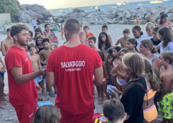 CAPRI. TUTELA AMBIENTALE E SICUREZZA IN MARE, INIZIATIVA EDUCATIVA IN SPIAGGIA