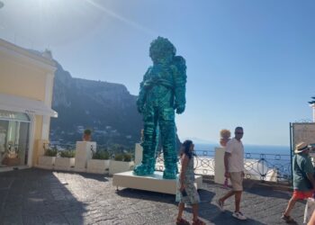 Il personaggio del giorno a Capri è l’astronauta “Fuori misura, nella misura” in piazzetta