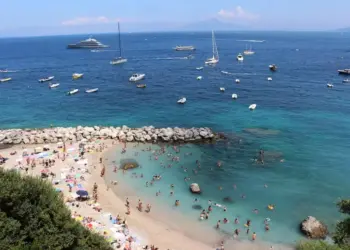 Stop al fumo sulle spiagge di Capri