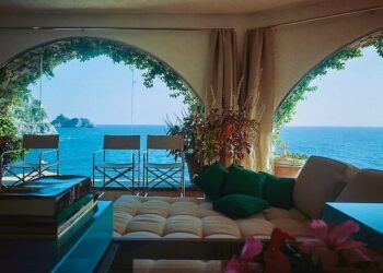 Lusso tra Capri, Sorrento e la Costiera: Grotta Rosa e dieci milioni di euro per vedere Li Galli