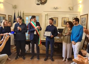 Capri saluta don Nello e gli concede la cittadinanza onoraria