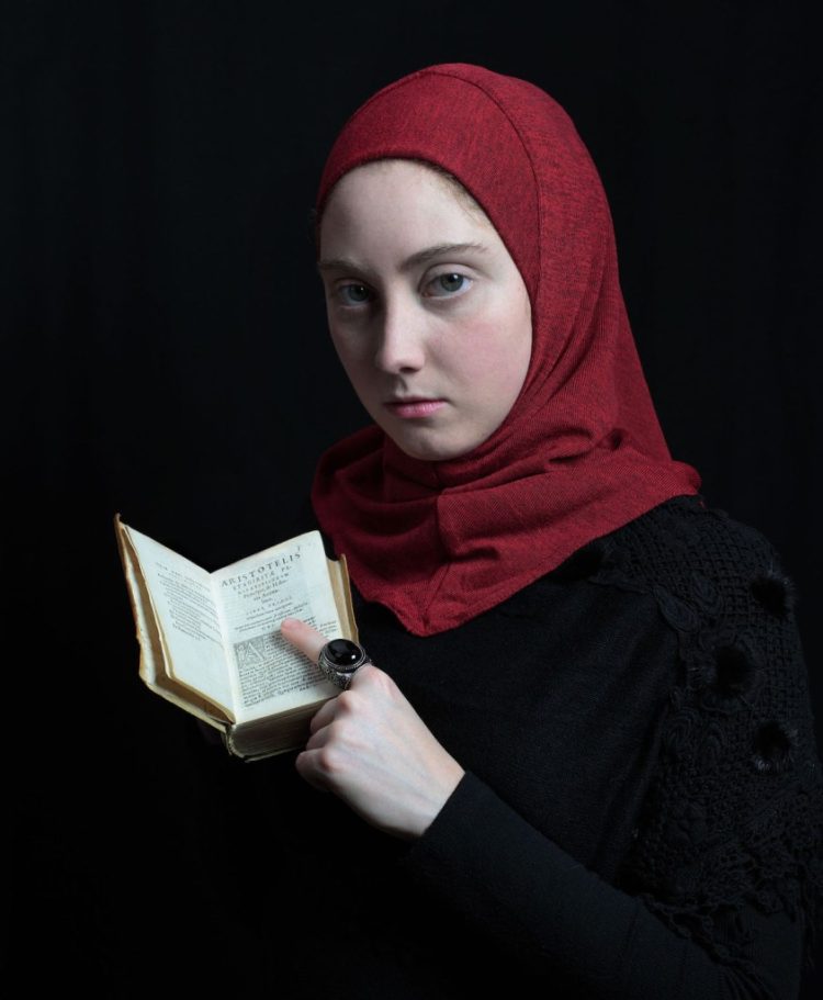 Prorogata fino al 31 ottobre “Re-velation” : la mostra che racconta il valore simbolico dell’hijab al Museo Cerio di Capri