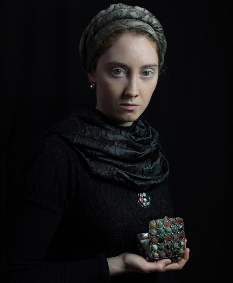 Prorogata fino al 31 ottobre “Re-velation” : la mostra che racconta il valore simbolico dell’hijab al Museo Cerio di Capri