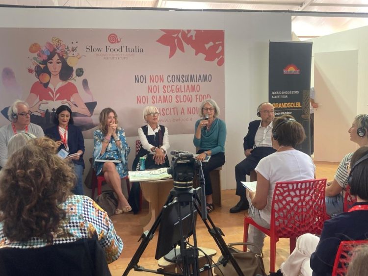 A Terra Madre, Salone del Gusto di Torino, gli olivi di Capri in un libro illustrato di Simonetta Capecchi