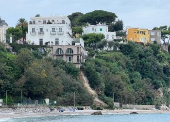 Capri, frana sulla spiaggia di Marina Grande: iniziano le misure di messa in sicurezza