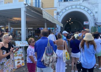 Una legge speciale per Capri e le località turistiche: stop a caos estivo e deserto invernale