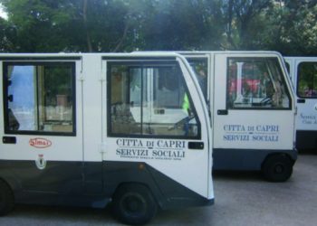 Carrellino elettrico al porto di Capri per anziani e disabili