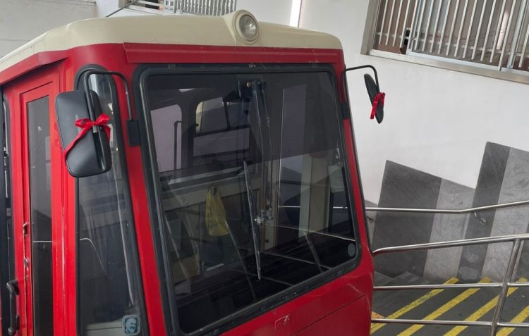 Violenza donne, fiocchi rossi anche sulla funicolare di Capri