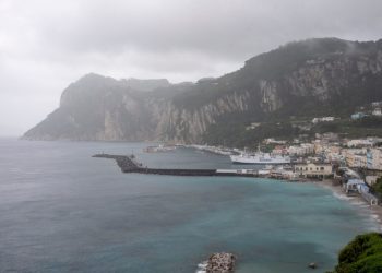 Vento forte e mare mosso, fermi aliscafi nel golfo di Napoli