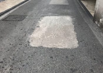 Interventi stradali per riparare buche e ringhiere per le strade carrozzabili di Capri