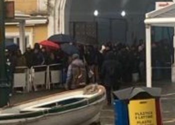 Lunghe code di utenti sotto la pioggia a Capri in attesa dei bus del servizio sostitutivo funicolare chiusa per manutenzione