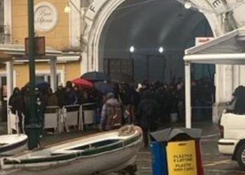 Lunghe file per il bus sostitutivo a Marina Grande, il sindaco di Capri: “la misura è colma”