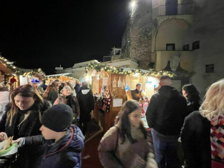 Piazzetta di Capri, si accendono luminarie natalizie (Photogallery)