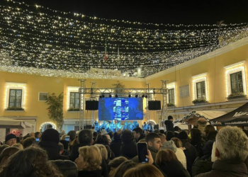 Piazzetta di Capri, si accendono luminarie natalizie (Photogallery)