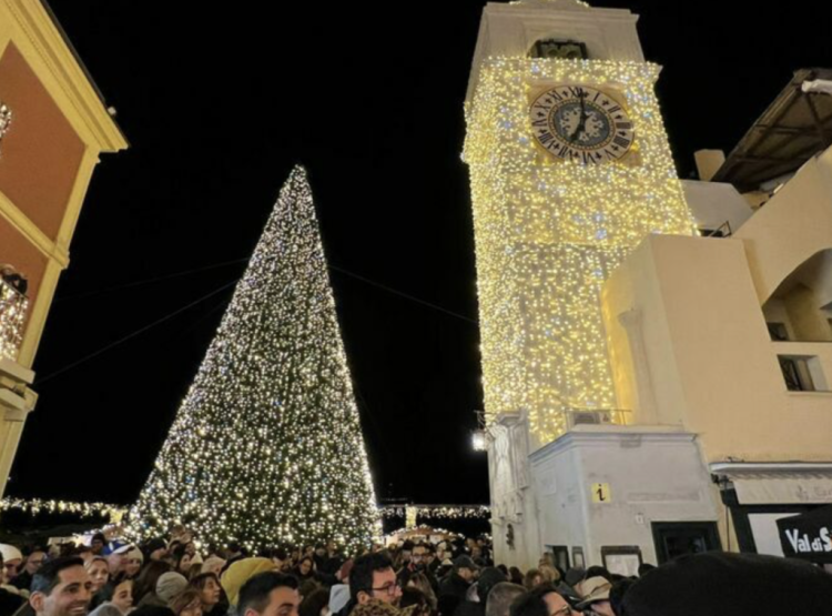 Piazzetta di Capri, si accendono luminarie natalizie (Photogallery)