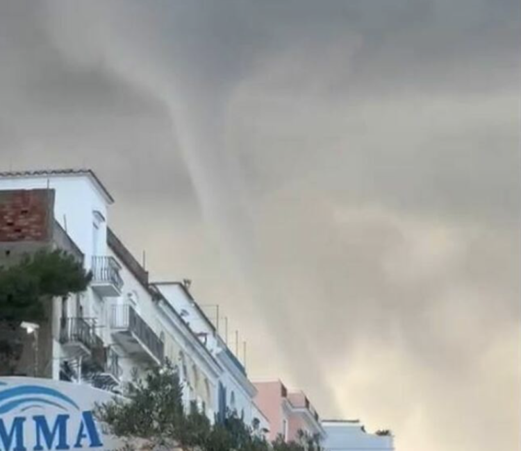 Maltempo a Capri, tromba marina sull’isola: paura tra i cittadini (Gallery)