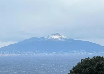 Neve sul Vesuvio da Capri, di Giuseppe Rosato
