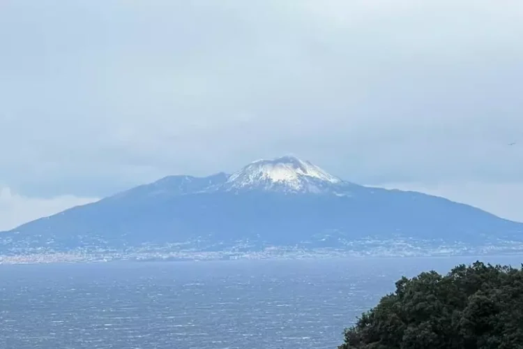 Neve sul Vesuvio da Capri, di Giuseppe Rosato