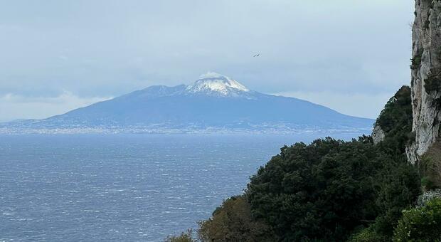 Neve sul Vesuvio da Capri, di Giuseppe Rosato
