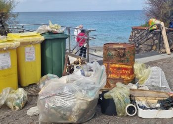 Capri, operazione spiagge pulite, tanti volontari a Marina Grande (Gallery)
