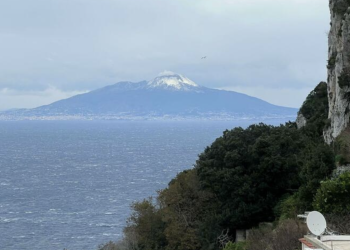 Neve sul Vesuvio da Capri, di Giuseppe Rosato