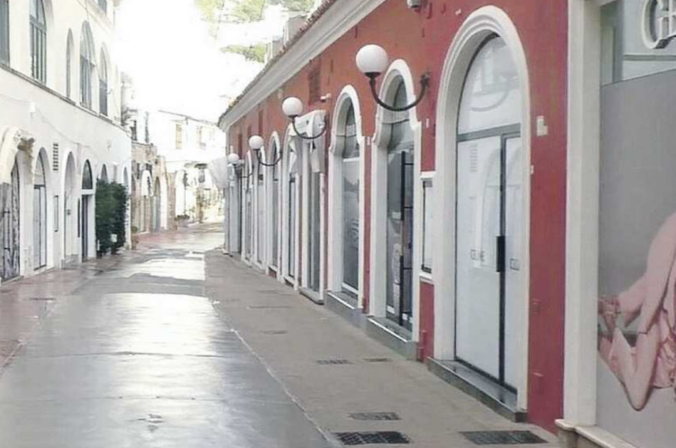 Dall’overtourism al deserto, il sindaco: «Aprire i negozi»