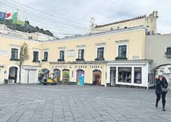 Dall’overtourism al deserto, il sindaco: «Aprire i negozi»