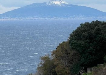 Spettacolare vista di Capri: il Vesuvio innevato sorprende residenti e turisti