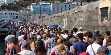 Un tavolo del mare sui collegamenti per Capri