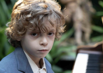 alessandro-gervasi-6-anni-sul-palco-di-sanremo-2025-per-presentare-il-film-champagne-su-peppino-di-capri-ansa