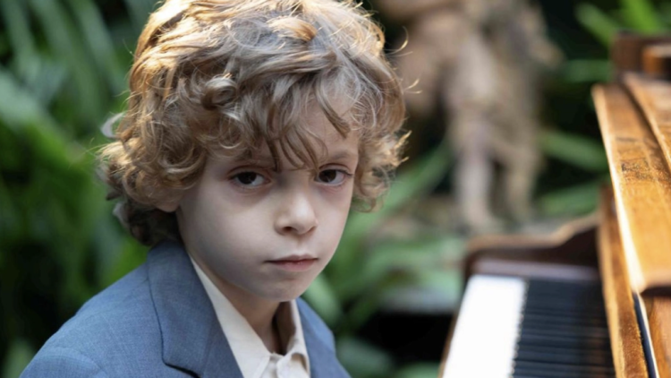 alessandro-gervasi-6-anni-sul-palco-di-sanremo-2025-per-presentare-il-film-champagne-su-peppino-di-capri-ansa