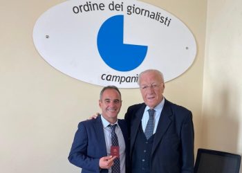 Il V.Presidente dell’Ordine dei Giornalisti Campania, Domenico Falco consegna a Napoli il tesserino di Giornalista – Pubblicista a Massimo Lionetti, Cronista Sportivo