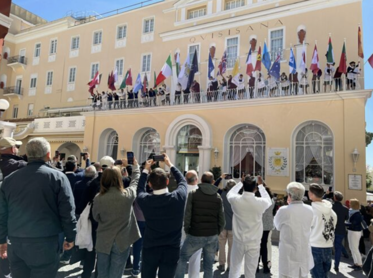 Capri, riparte la stagione turistica: alzabandiera al Grand Hotel Quisisana (Photogallery)