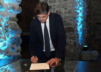 SIGLATO TRA I COMUNI “IL PATTO DI AMALFI” PER UN NUOVO TURISMO SOSTENIBILE IL SINDACO DI CAPRI FALCO: “DEFINIREMO UN LIMITE ORARIO AGLI SBARCHI SULL’ISOLA”